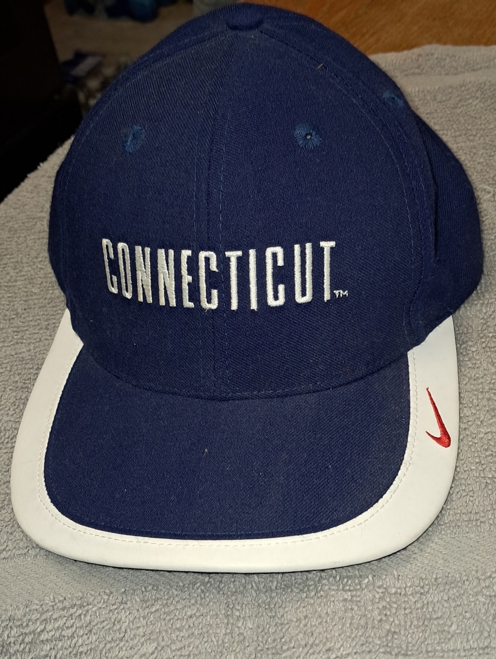 Vtg. 90,s Nike UConn Huskies Ajustable Cap. O.S.